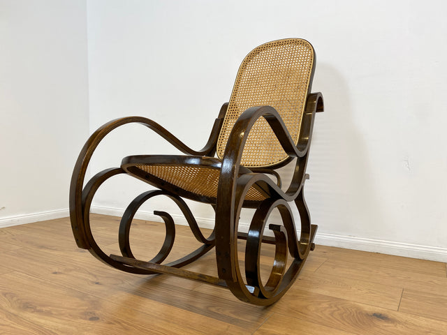 WMK # Kultiger und sehr gut erhaltener Vintage Schaukelstuhl im Stil von Thonet mit Bugholz Rahmen und Wiener Geflecht # Schaukelfauteuil Sessel Lesesessel Relaxsessel Rocking Chair Korbgeflecht Retro