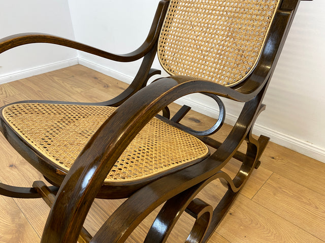 WMK # Kultiger und sehr gut erhaltener Vintage Schaukelstuhl im Stil von Thonet mit Bugholz Rahmen und Wiener Geflecht # Schaukelfauteuil Sessel Lesesessel Relaxsessel Rocking Chair Korbgeflecht Retro
