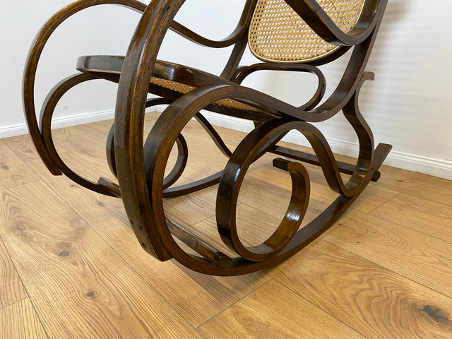 WMK # Kultiger und sehr gut erhaltener Vintage Schaukelstuhl im Stil von Thonet mit Bugholz Rahmen und Wiener Geflecht # Schaukelfauteuil Sessel Lesesessel Relaxsessel Rocking Chair Korbgeflecht Retro