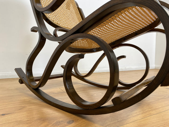 WMK # Kultiger und sehr gut erhaltener Vintage Schaukelstuhl im Stil von Thonet mit Bugholz Rahmen und Wiener Geflecht # Schaukelfauteuil Sessel Lesesessel Relaxsessel Rocking Chair Korbgeflecht Retro