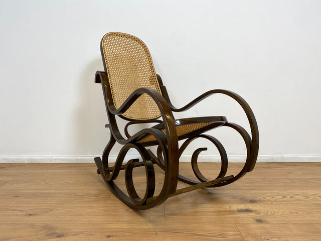 WMK # Kultiger und sehr gut erhaltener Vintage Schaukelstuhl im Stil von Thonet mit Bugholz Rahmen und Wiener Geflecht # Schaukelfauteuil Sessel Lesesessel Relaxsessel Rocking Chair Korbgeflecht Retro