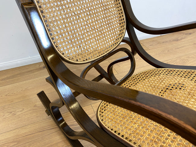 WMK # Kultiger und sehr gut erhaltener Vintage Schaukelstuhl im Stil von Thonet mit Bugholz Rahmen und Wiener Geflecht # Schaukelfauteuil Sessel Lesesessel Relaxsessel Rocking Chair Korbgeflecht Retro