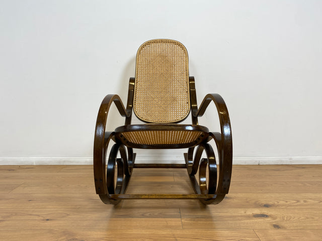 WMK # Kultiger und sehr gut erhaltener Vintage Schaukelstuhl im Stil von Thonet mit Bugholz Rahmen und Wiener Geflecht # Schaukelfauteuil Sessel Lesesessel Relaxsessel Rocking Chair Korbgeflecht Retro