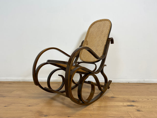 WMK # Kultiger und sehr gut erhaltener Vintage Schaukelstuhl im Stil von Thonet mit Bugholz Rahmen und Wiener Geflecht # Schaukelfauteuil Sessel Lesesessel Relaxsessel Rocking Chair Korbgeflecht Retro
