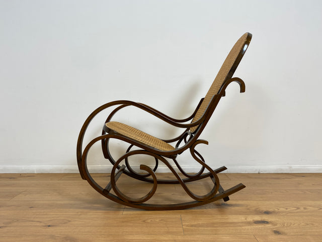 WMK # Kultiger und sehr gut erhaltener Vintage Schaukelstuhl im Stil von Thonet mit Bugholz Rahmen und Wiener Geflecht # Schaukelfauteuil Sessel Lesesessel Relaxsessel Rocking Chair Korbgeflecht Retro