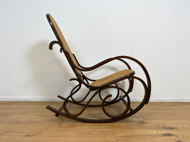 WMK # Kultiger und sehr gut erhaltener Vintage Schaukelstuhl im Stil von Thonet mit Bugholz Rahmen und Wiener Geflecht # Schaukelfauteuil Sessel Lesesessel Relaxsessel Rocking Chair Korbgeflecht Retro