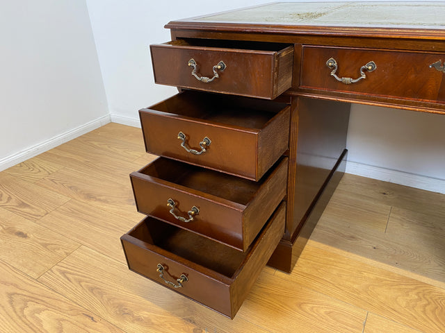 WMK # Vornehmer Vintage Schreibtisch im antiken englischem Stil aus vollem Holz in Mahagoni mit geprägter Lederauflage # Bürotisch Arbeitstisch Sekretär Cheftisch Pedestal Desk Kolonial Regency Berlin