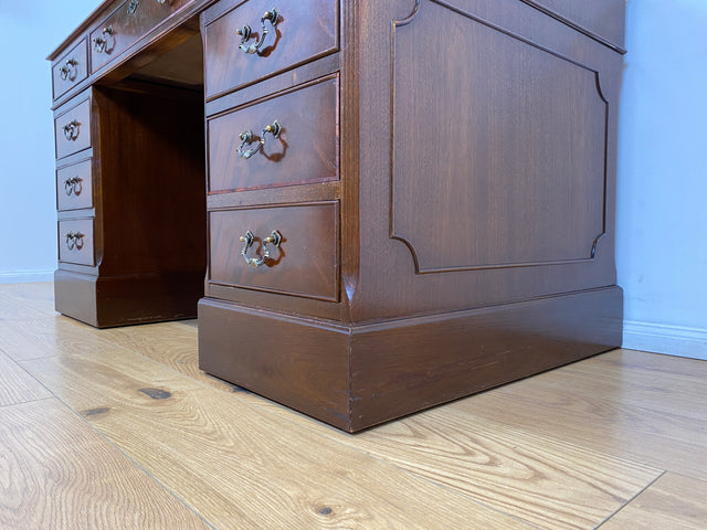 WMK # Vornehmer Vintage Schreibtisch im antiken englischem Stil aus vollem Holz in Mahagoni mit geprägter Lederauflage # Bürotisch Arbeitstisch Sekretär Cheftisch Pedestal Desk Kolonial Regency Berlin