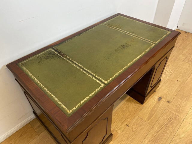 WMK # Vornehmer Vintage Schreibtisch im antiken englischem Stil aus vollem Holz in Mahagoni mit geprägter Lederauflage # Bürotisch Arbeitstisch Sekretär Cheftisch Pedestal Desk Kolonial Regency Berlin