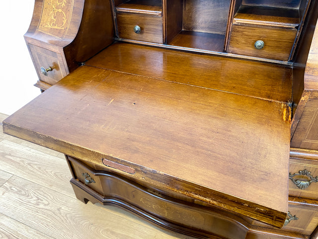 WMK # Sehr schöner und gut erhaltener kleiner Vintage Sekretär im antiken Stil mit Intarsien & Messinggriffen # Schreibschrank Schreibtisch Desk Kommode Schubladenkommode Stilmöbel Berlin Dresden Jena