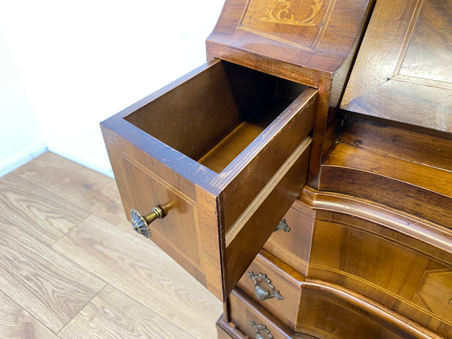WMK # Sehr schöner und gut erhaltener kleiner Vintage Sekretär im antiken Stil mit Intarsien & Messinggriffen # Schreibschrank Schreibtisch Desk Kommode Schubladenkommode Stilmöbel Berlin Dresden Jena