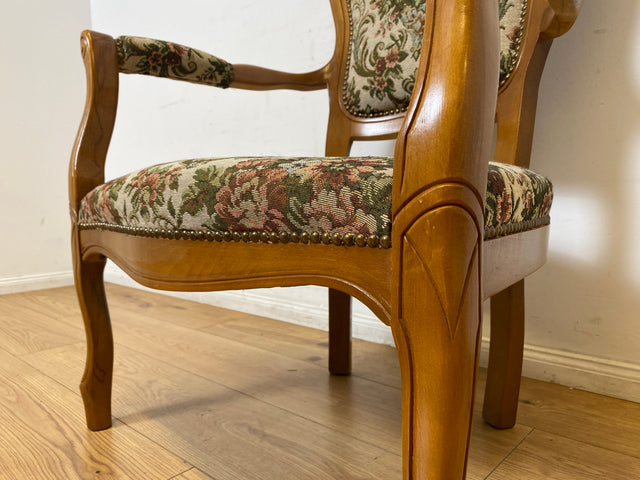WMK I Eleganter und gut erhaltener Vintage Sessel im antiken Stil mit floralem Originalbezug