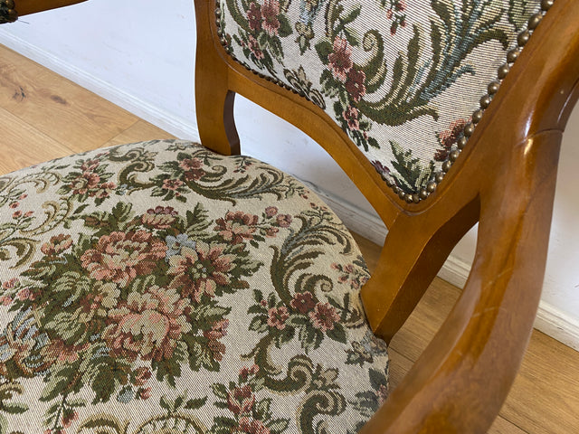 WMK I Eleganter und gut erhaltener Vintage Sessel im antiken Stil mit floralem Originalbezug