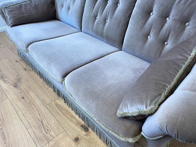 WMK I Äußerst gemütliches Vintage Sofa mit samtartigen beigen Originalbezug, Fransen & ausklappbaren Armlehnen