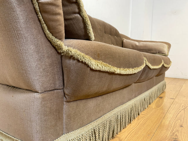WMK I Äußerst gemütliches Vintage Sofa mit samtartigen beigen Originalbezug, Fransen & ausklappbaren Armlehnen