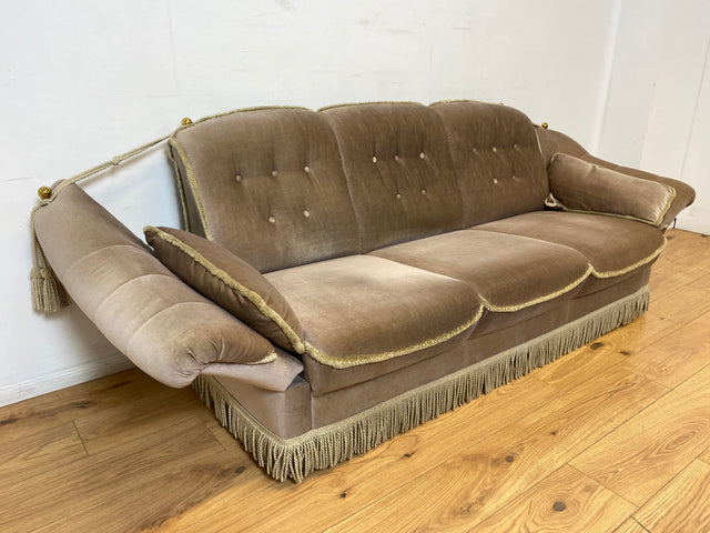 WMK I Äußerst gemütliches Vintage Sofa mit samtartigen beigen Originalbezug, Fransen & ausklappbaren Armlehnen