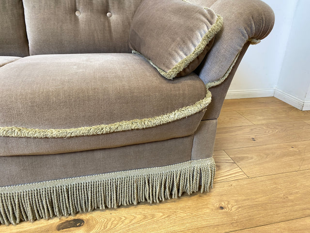 WMK I Äußerst gemütliches Vintage Sofa mit samtartigen beigen Originalbezug, Fransen & ausklappbaren Armlehnen