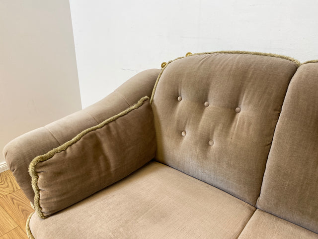 WMK I Äußerst gemütliches Vintage Sofa mit samtartigen beigen Originalbezug, Fransen & ausklappbaren Armlehnen