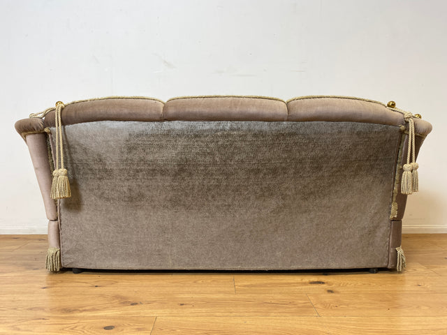 WMK I Äußerst gemütliches Vintage Sofa mit samtartigen beigen Originalbezug, Fransen & ausklappbaren Armlehnen