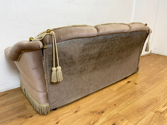WMK I Äußerst gemütliches Vintage Sofa mit samtartigen beigen Originalbezug, Fransen & ausklappbaren Armlehnen