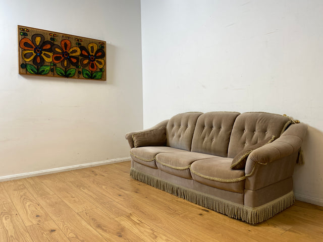 WMK I Äußerst gemütliches Vintage Sofa mit samtartigen beigen Originalbezug, Fransen & ausklappbaren Armlehnen