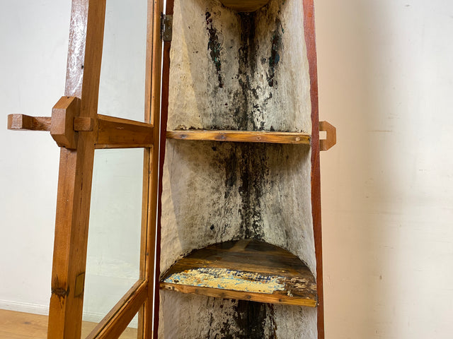 Boatwood by WMK I Einzigartige Vitrine handgefertigt aus altem Fischerboot I Glasvitrine Büchervitrine Bücherschrank Regal Geschirrschrank Küchenschrank Eckschrank Eckvitrine Einbaum Bootsmöbel Boot