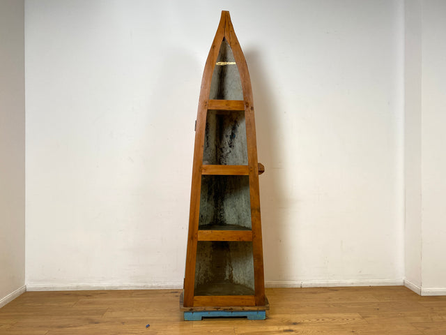 Boatwood by WMK I Einzigartige Vitrine handgefertigt aus altem Fischerboot I Glasvitrine Büchervitrine Bücherschrank Regal Geschirrschrank Küchenschrank Eckschrank Eckvitrine Einbaum Bootsmöbel Boot