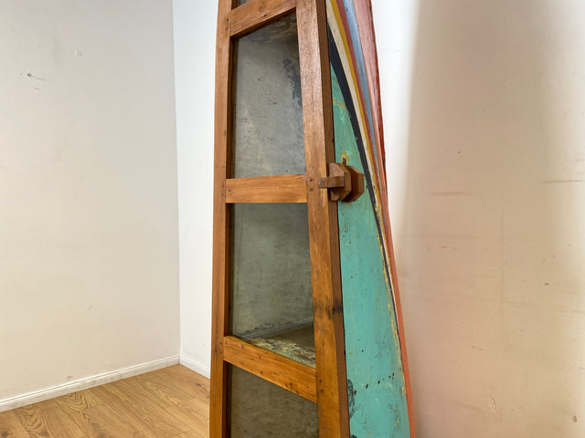Boatwood by WMK I Einzigartige Vitrine handgefertigt aus altem Fischerboot I Glasvitrine Büchervitrine Bücherschrank Regal Geschirrschrank Küchenschrank Eckschrank Eckvitrine Einbaum Bootsmöbel Boot