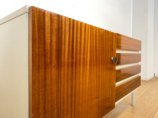 WMK I Seltenes weißes Sideboard Modell 800 von VEB Hellerau aus 1969 mit Schubladen & Metallfüßen I Kommode Schrank Lowboard TV Bank Fernseh Schuh Wäsche Schubladen DDR 70er Vintage Berlin Bochum Köln