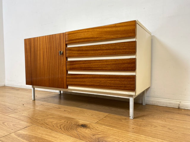 WMK I Seltenes weißes Sideboard Modell 800 von VEB Hellerau aus 1969 mit Schubladen & Metallfüßen I Kommode Schrank Lowboard TV Bank Fernseh Schuh Wäsche Schubladen DDR 70er Vintage Berlin Bochum Köln