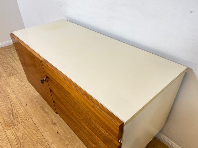WMK I Seltenes weißes Sideboard Modell 800 von VEB Hellerau aus 1969 mit Schubladen & Metallfüßen I Kommode Schrank Lowboard TV Bank Fernseh Schuh Wäsche Schubladen DDR 70er Vintage Berlin Bochum Köln