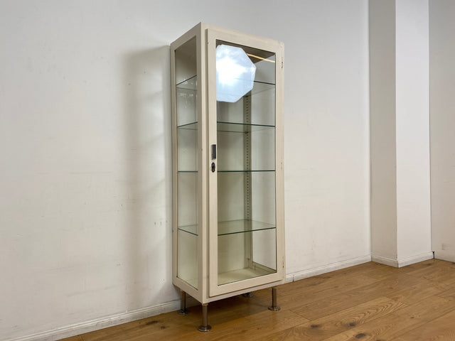 WMK # Sehr schöner & minimalistischer 40er Jahre Medizinschrank aus Eisen & Glas # weißer Apothekerschrank Vitrine Arztschrank Glasvitrine Arztvitrine Highboard Spind Industrial Design Display Vintage