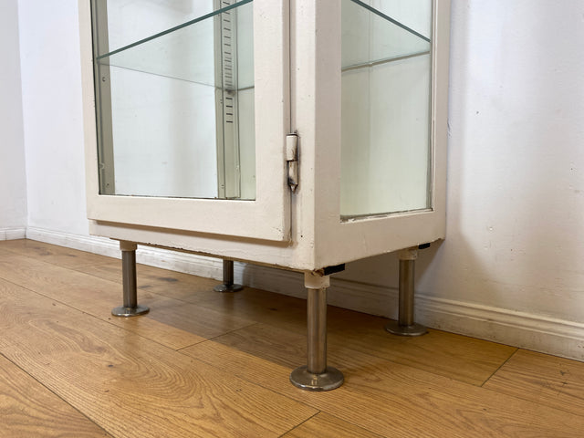 WMK # Sehr schöner & minimalistischer 40er Jahre Medizinschrank aus Eisen & Glas # weißer Apothekerschrank Vitrine Arztschrank Glasvitrine Arztvitrine Highboard Spind Industrial Design Display Vintage