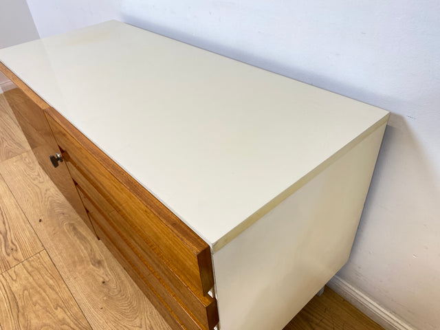 WMK I Seltenes weißes Sideboard Modell 800 von VEB Hellerau aus 1969 mit Schubladen & Metallfüßen I Kommode Schrank Lowboard TV Bank Fernseh Schuh Wäsche Schubladen DDR 70er Vintage Berlin Bochum Köln