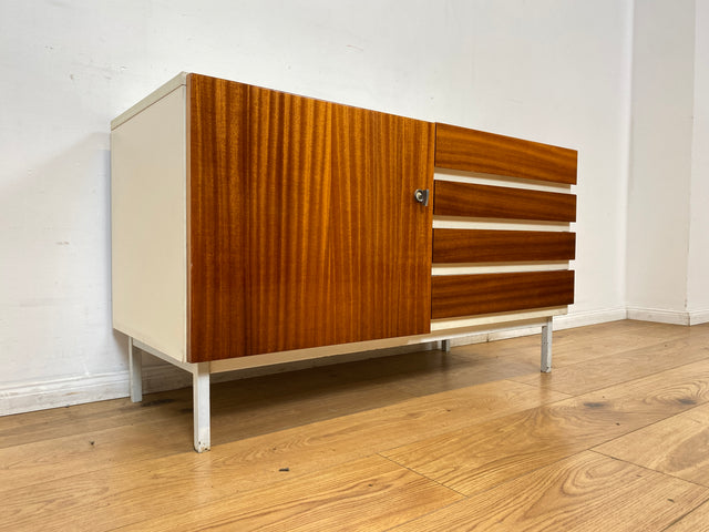 WMK I Seltenes weißes Sideboard Modell 800 von VEB Hellerau aus 1969 mit Schubladen & Metallfüßen I Kommode Schrank Lowboard TV Bank Fernseh Schuh Wäsche Schubladen DDR 70er Vintage Berlin Bochum Köln