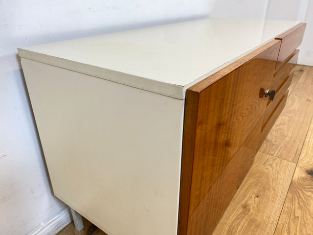 WMK I Seltenes weißes Sideboard Modell 800 von VEB Hellerau aus 1969 mit Schubladen & Metallfüßen I Kommode Schrank Lowboard TV Bank Fernseh Schuh Wäsche Schubladen DDR 70er Vintage Berlin Bochum Köln