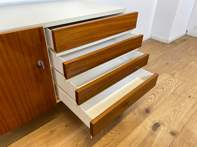 WMK I Seltenes weißes Sideboard Modell 800 von VEB Hellerau aus 1969 mit Schubladen & Metallfüßen I Kommode Schrank Lowboard TV Bank Fernseh Schuh Wäsche Schubladen DDR 70er Vintage Berlin Bochum Köln
