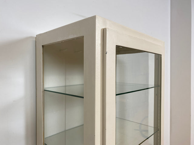 WMK # Sehr schöner & minimalistischer 40er Jahre Medizinschrank aus Eisen & Glas # weißer Apothekerschrank Vitrine Arztschrank Glasvitrine Arztvitrine Highboard Spind Industrial Design Display Vintage