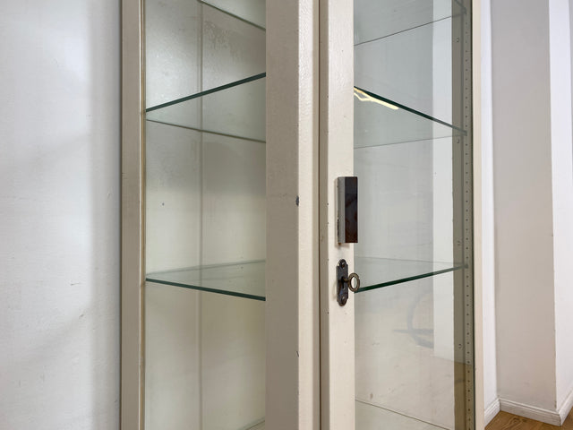 WMK # Sehr schöner & minimalistischer 40er Jahre Medizinschrank aus Eisen & Glas # weißer Apothekerschrank Vitrine Arztschrank Glasvitrine Arztvitrine Highboard Spind Industrial Design Display Vintage