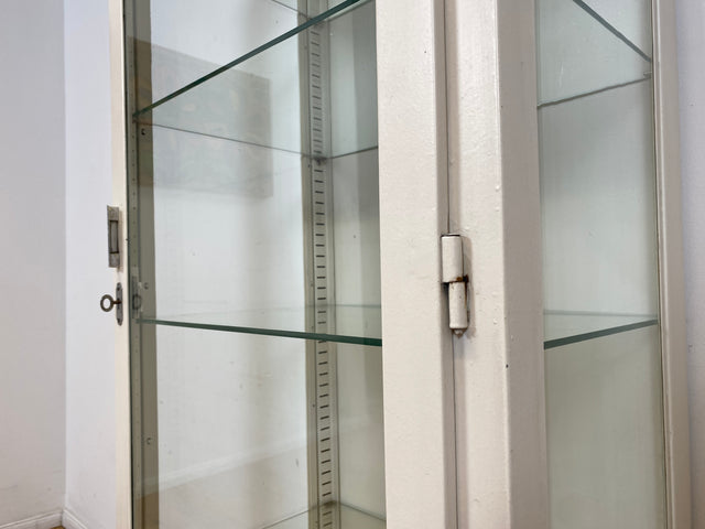 WMK # Sehr schöner & minimalistischer 40er Jahre Medizinschrank aus Eisen & Glas # weißer Apothekerschrank Vitrine Arztschrank Glasvitrine Arztvitrine Highboard Spind Industrial Design Display Vintage