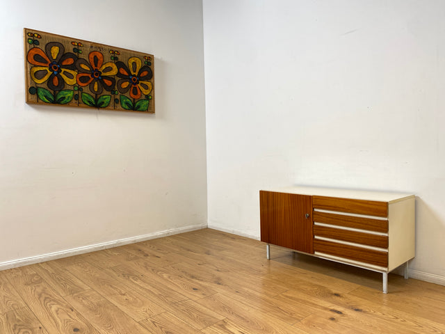 WMK I Seltenes weißes Sideboard Modell 800 von VEB Hellerau aus 1969 mit Schubladen & Metallfüßen I Kommode Schrank Lowboard TV Bank Fernseh Schuh Wäsche Schubladen DDR 70er Vintage Berlin Bochum Köln