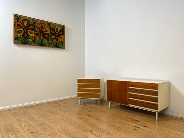 WMK I Seltenes weißes Sideboard Modell 800 von VEB Hellerau aus 1969 mit Schubladen & Metallfüßen I Kommode Schrank Lowboard TV Bank Fernseh Schuh Wäsche Schubladen DDR 70er Vintage Berlin Bochum Köln