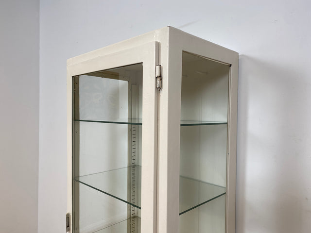 WMK # Sehr schöner & minimalistischer 40er Jahre Medizinschrank aus Eisen & Glas # weißer Apothekerschrank Vitrine Arztschrank Glasvitrine Arztvitrine Highboard Spind Industrial Design Display Vintage