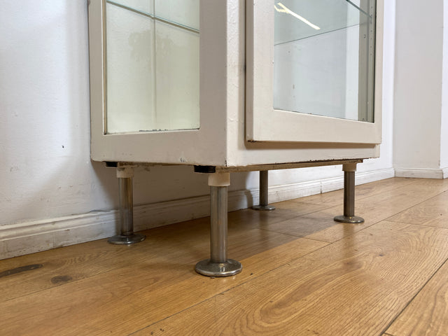 WMK # Sehr schöner & minimalistischer 40er Jahre Medizinschrank aus Eisen & Glas # weißer Apothekerschrank Vitrine Arztschrank Glasvitrine Arztvitrine Highboard Spind Industrial Design Display Vintage