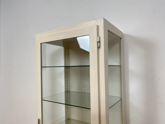 WMK # Sehr schöner & minimalistischer 40er Jahre Medizinschrank aus Eisen & Glas # weißer Apothekerschrank Vitrine Arztschrank Glasvitrine Arztvitrine Highboard Spind Industrial Design Display Vintage