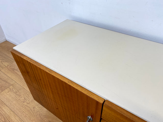 WMK I Seltenes weißes Sideboard Modell 800 von VEB Hellerau aus 1969 mit Schubladen & Metallfüßen I Kommode Schrank Lowboard TV Bank Fernseh Schuh Wäsche Schubladen DDR 70er Vintage Berlin Bochum Köln