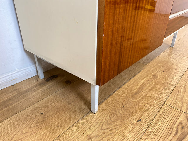WMK I Seltenes weißes Sideboard Modell 800 von VEB Hellerau aus 1969 mit Schubladen & Metallfüßen I Kommode Schrank Lowboard TV Bank Fernseh Schuh Wäsche Schubladen DDR 70er Vintage Berlin Bochum Köln