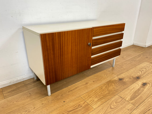 WMK I Seltenes weißes Sideboard Modell 800 von VEB Hellerau aus 1969 mit Schubladen & Metallfüßen I Kommode Schrank Lowboard TV Bank Fernseh Schuh Wäsche Schubladen DDR 70er Vintage Berlin Bochum Köln