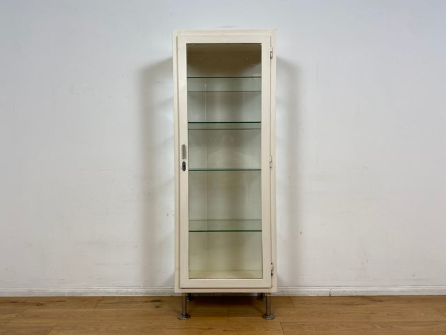 WMK # Sehr schöner & minimalistischer 40er Jahre Medizinschrank aus Eisen & Glas # weißer Apothekerschrank Vitrine Arztschrank Glasvitrine Arztvitrine Highboard Spind Industrial Design Display Vintage