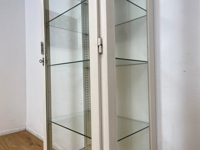 WMK # Sehr schöner & minimalistischer 40er Jahre Medizinschrank aus Eisen & Glas # weißer Apothekerschrank Vitrine Arztschrank Glasvitrine Arztvitrine Highboard Spind Industrial Design Display Vintage